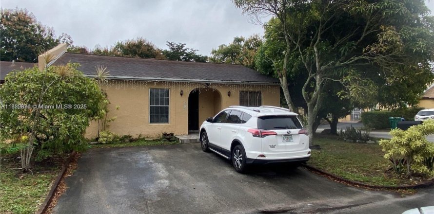 House in Miami Gardens, Florida 3 bedrooms, 92.81 sq.m. № 1812016