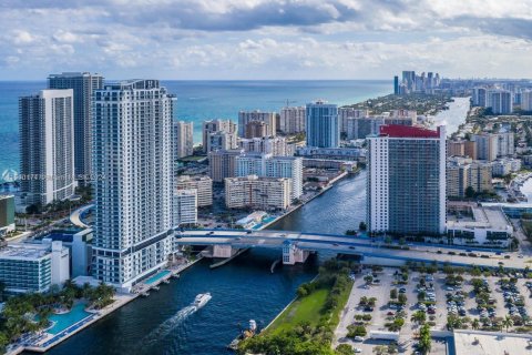 Condo in Hollywood, Florida, 2 bedrooms  № 1710925 - photo 1