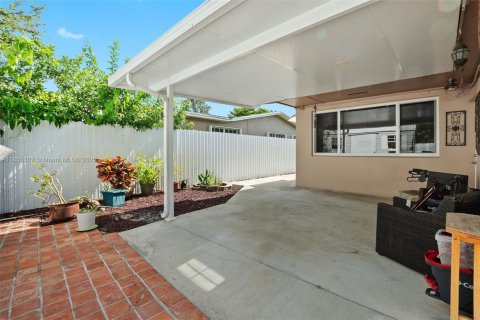 Casa en venta en Pembroke Pines, Florida, 3 dormitorios, 156.45 m2 № 1880162 - foto 22