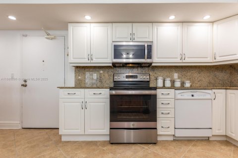 Condo in Surfside, Florida, 2 bedrooms  № 1941995 - photo 9