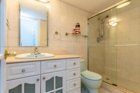Condo in Surfside, Florida, 2 bedrooms  № 1941995 - photo 23