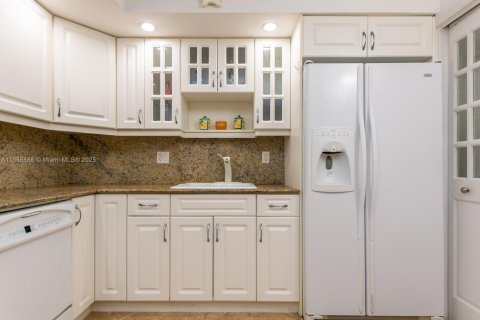 Condo in Surfside, Florida, 2 bedrooms  № 1941995 - photo 10