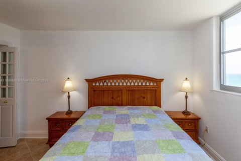 Condo in Surfside, Florida, 2 bedrooms  № 1941995 - photo 20