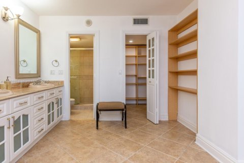 Condo in Surfside, Florida, 2 bedrooms  № 1941995 - photo 14