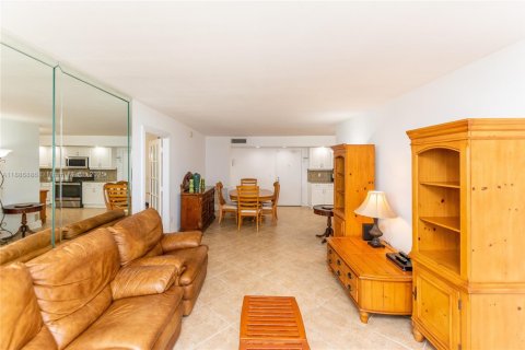 Condo in Surfside, Florida, 2 bedrooms  № 1941995 - photo 3