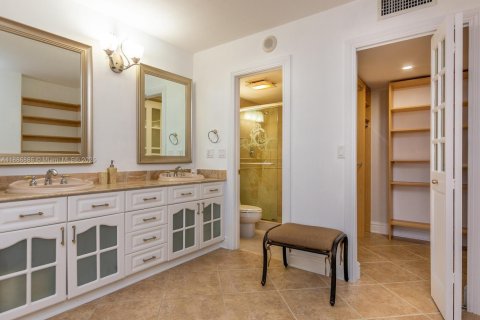 Condo in Surfside, Florida, 2 bedrooms  № 1941995 - photo 16