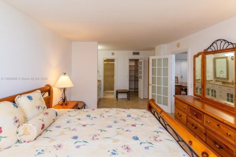 Condo in Surfside, Florida, 2 bedrooms  № 1941995 - photo 13