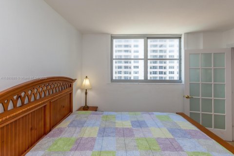 Condo in Surfside, Florida, 2 bedrooms  № 1941995 - photo 22