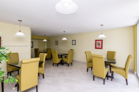 Condo in Surfside, Florida, 2 bedrooms  № 1941995 - photo 28