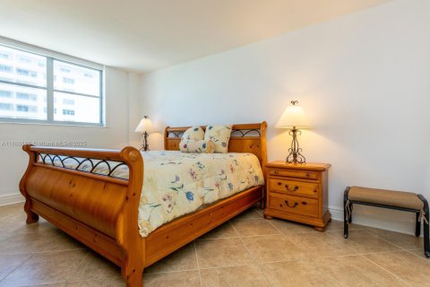 Condo in Surfside, Florida, 2 bedrooms  № 1941995 - photo 12