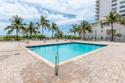Condo in Surfside, Florida, 2 bedrooms  № 1941995 - photo 30