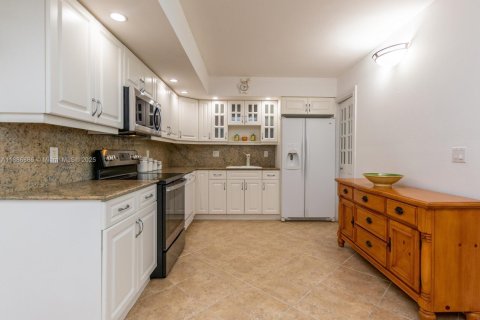 Condo in Surfside, Florida, 2 bedrooms  № 1941995 - photo 7