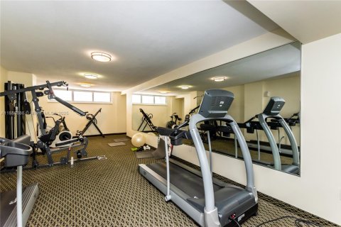 Condo in Surfside, Florida, 2 bedrooms  № 1941995 - photo 29