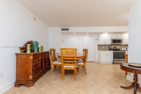 Condo in Surfside, Florida, 2 bedrooms  № 1941995 - photo 5