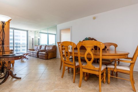 Condo in Surfside, Florida, 2 bedrooms  № 1941995 - photo 6
