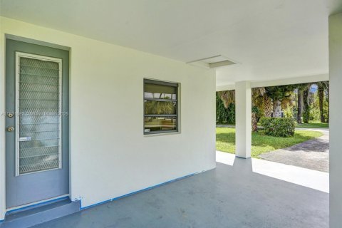 House in North Miami Beach, Florida 3 bedrooms, 115.38 sq.m. № 1944769 - photo 12