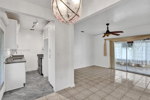 House in North Miami Beach, Florida 3 bedrooms, 115.38 sq.m. № 1944769 - photo 13