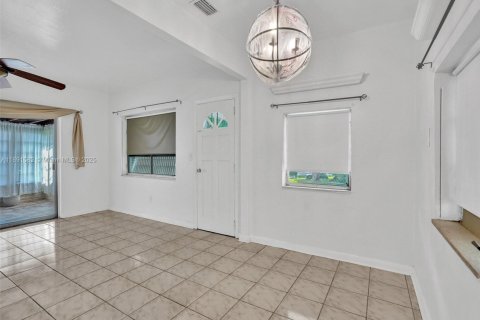 House in North Miami Beach, Florida 3 bedrooms, 115.38 sq.m. № 1944769 - photo 18