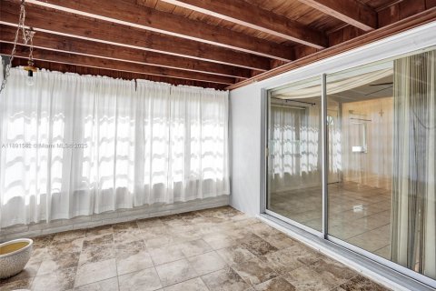 House in North Miami Beach, Florida 3 bedrooms, 115.38 sq.m. № 1944769 - photo 24