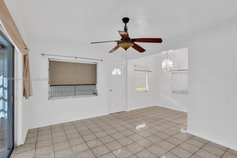 House in North Miami Beach, Florida 3 bedrooms, 115.38 sq.m. № 1944769 - photo 22