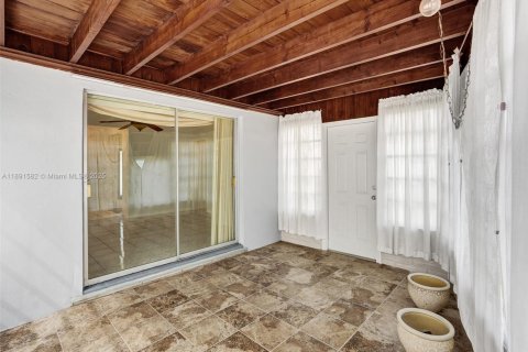 House in North Miami Beach, Florida 3 bedrooms, 115.38 sq.m. № 1944769 - photo 25