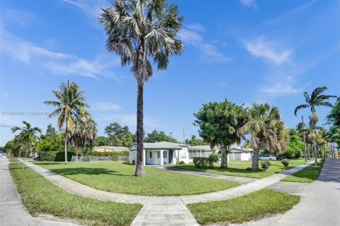 House in North Miami Beach, Florida 3 bedrooms, 115.38 sq.m. № 1944769 - photo 8