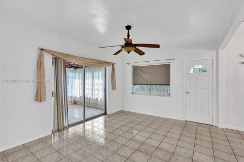 House in North Miami Beach, Florida 3 bedrooms, 115.38 sq.m. № 1944769 - photo 23