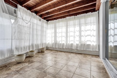 House in North Miami Beach, Florida 3 bedrooms, 115.38 sq.m. № 1944769 - photo 27