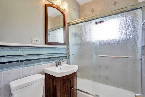 House in North Miami Beach, Florida 3 bedrooms, 115.38 sq.m. № 1944769 - photo 28