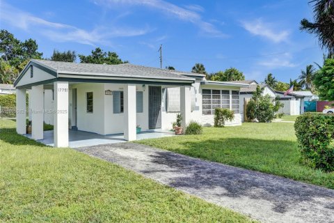 House in North Miami Beach, Florida 3 bedrooms, 115.38 sq.m. № 1944769 - photo 1