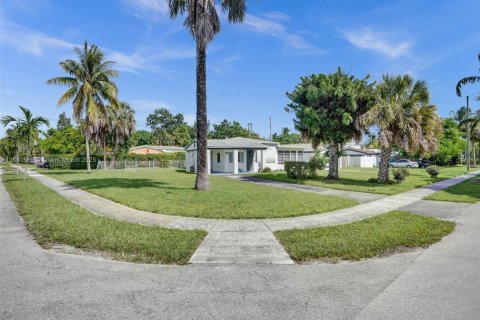 House in North Miami Beach, Florida 3 bedrooms, 115.38 sq.m. № 1944769 - photo 5