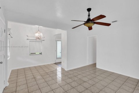 House in North Miami Beach, Florida 3 bedrooms, 115.38 sq.m. № 1944769 - photo 20