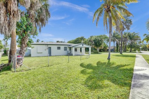 House in North Miami Beach, Florida 3 bedrooms, 115.38 sq.m. № 1944769 - photo 7