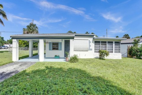 House in North Miami Beach, Florida 3 bedrooms, 115.38 sq.m. № 1944769 - photo 2