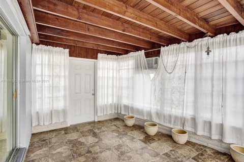 House in North Miami Beach, Florida 3 bedrooms, 115.38 sq.m. № 1944769 - photo 26