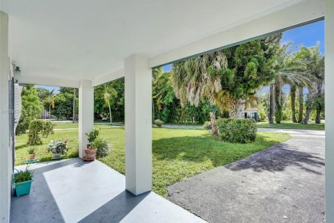 House in North Miami Beach, Florida 3 bedrooms, 115.38 sq.m. № 1944769 - photo 10