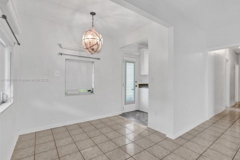 House in North Miami Beach, Florida 3 bedrooms, 115.38 sq.m. № 1944769 - photo 19