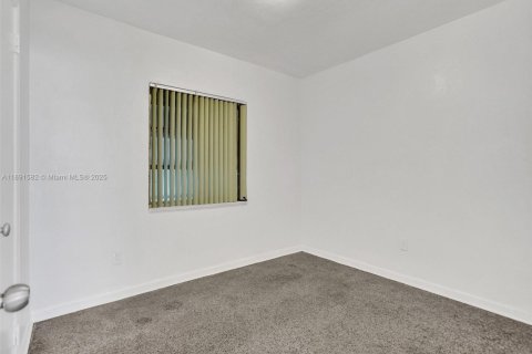 House in North Miami Beach, Florida 3 bedrooms, 115.38 sq.m. № 1944769 - photo 30