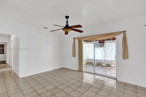 House in North Miami Beach, Florida 3 bedrooms, 115.38 sq.m. № 1944769 - photo 21