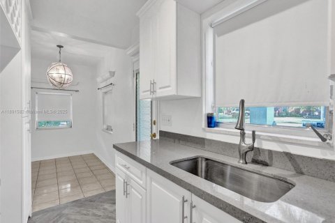 House in North Miami Beach, Florida 3 bedrooms, 115.38 sq.m. № 1944769 - photo 17