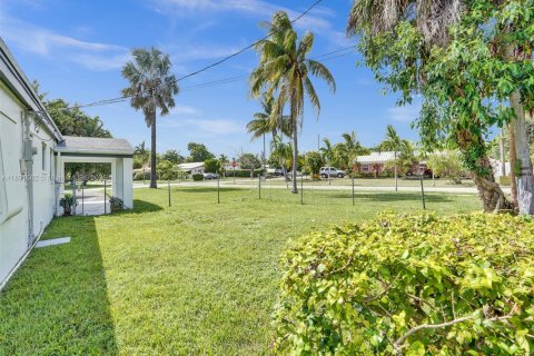 House in North Miami Beach, Florida 3 bedrooms, 115.38 sq.m. № 1944769 - photo 9