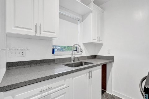 House in North Miami Beach, Florida 3 bedrooms, 115.38 sq.m. № 1944769 - photo 16