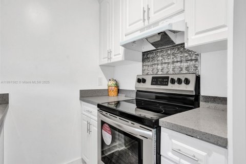 House in North Miami Beach, Florida 3 bedrooms, 115.38 sq.m. № 1944769 - photo 15