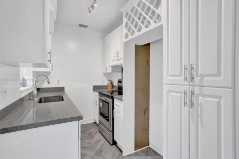 House in North Miami Beach, Florida 3 bedrooms, 115.38 sq.m. № 1944769 - photo 14