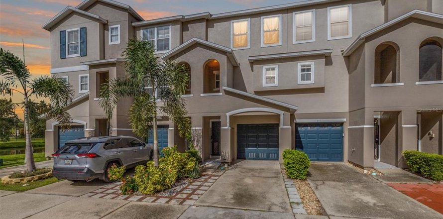 Adosado en PALM RIVER TOWNHOMES en Tampa, Florida 2 dormitorios, 111.48 m2 № 2360993