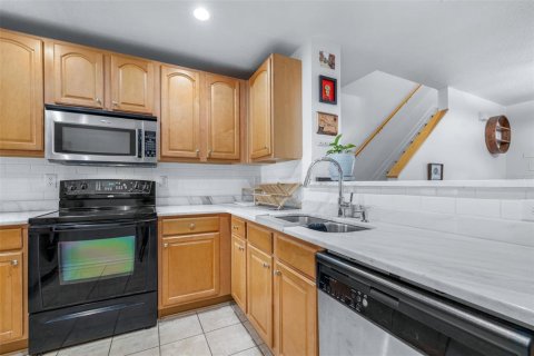 Adosado en venta en Tampa, Florida, 2 dormitorios, 111.48 m2 № 2360993 - foto 9