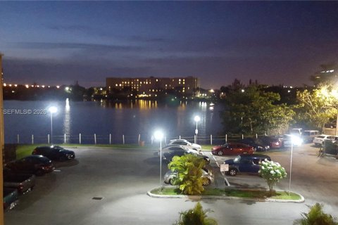 Copropriété à louer à Miami, Floride: 2 chambres, 79.15 m2 № 1996640 - photo 9