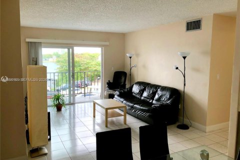 Copropriété à louer à Miami, Floride: 2 chambres, 79.15 m2 № 1996640 - photo 5