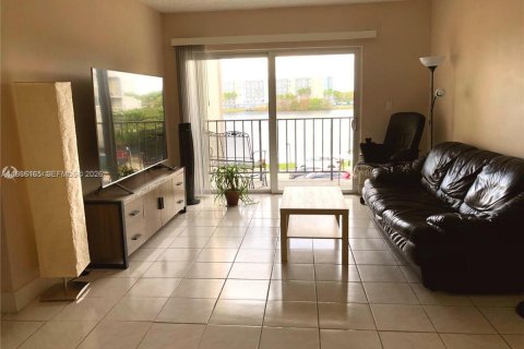 Copropriété à louer à Miami, Floride: 2 chambres, 79.15 m2 № 1996640 - photo 3