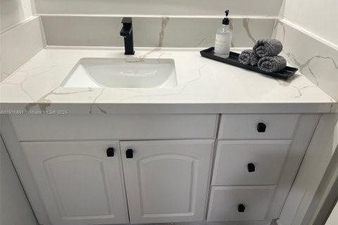 Condo in Miami Beach, Florida  № 1973374 - photo 29